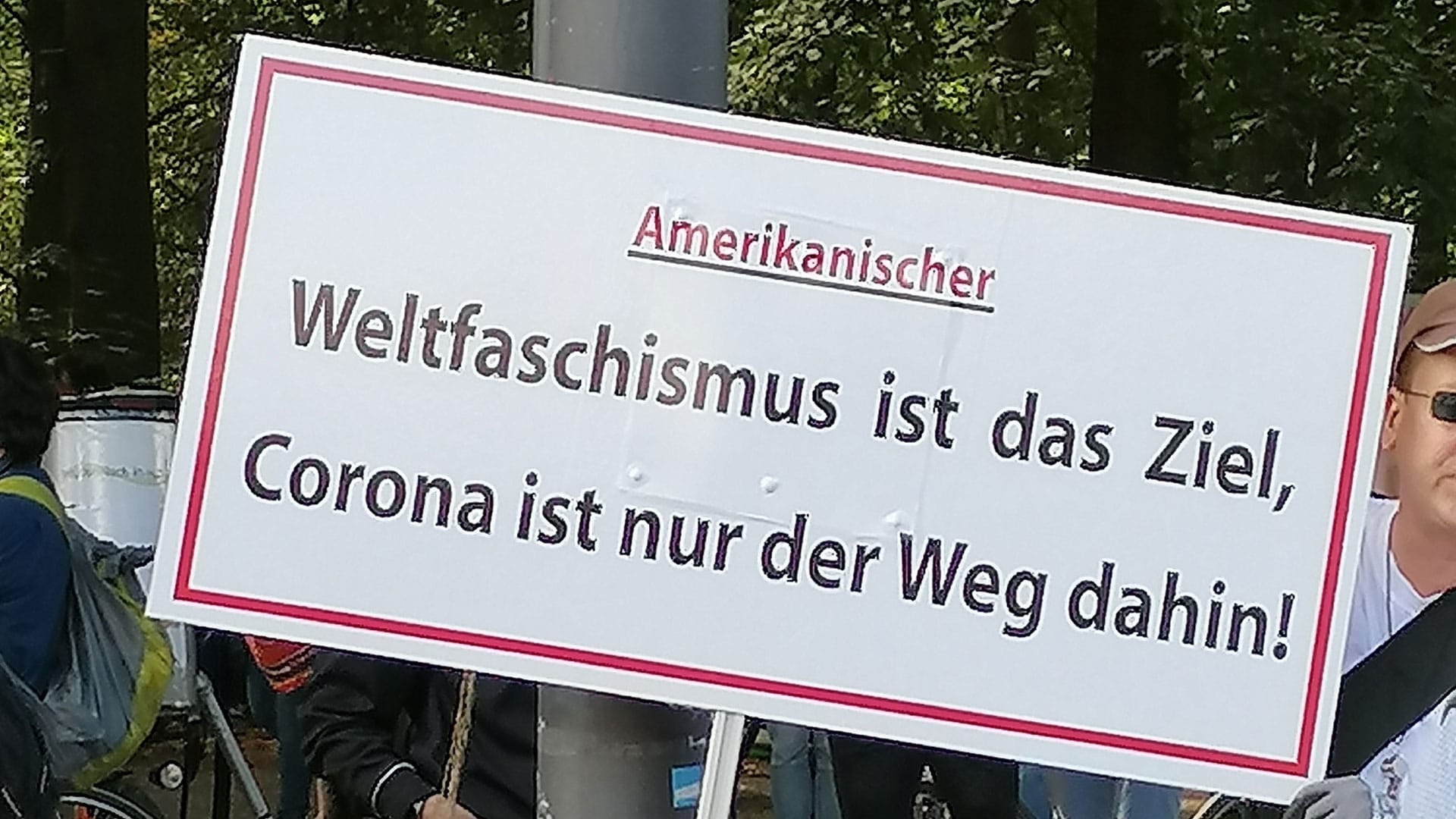 Auf einer Demonstration in Berlin kennt man die vermeintlichen Gründe für die Corona-Pandemie