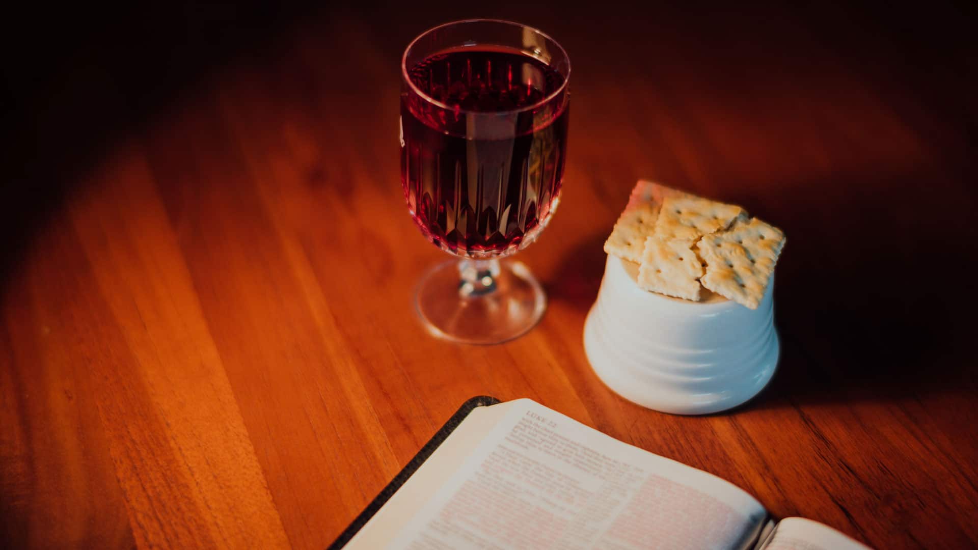 Abendmahlskelch und Bibel