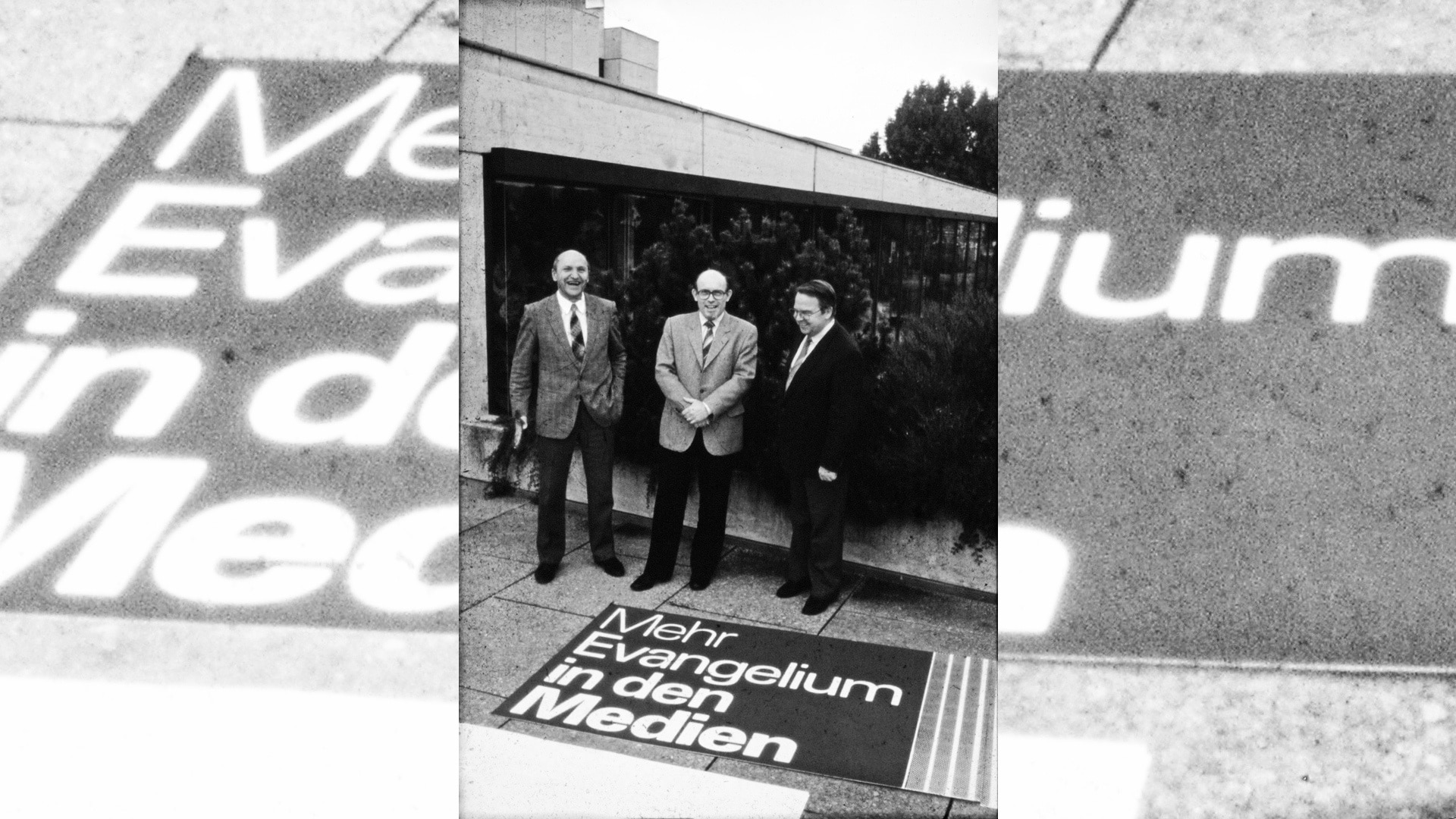 Friedrich Hänssler, Horst Marquardt und Waldemar Murjahn präsentieren 1982 das Motto der Konferenz Evangelikaler Publizisten (KEP) auf dem 1. Evangelikalen Medienkongress in Böblingen