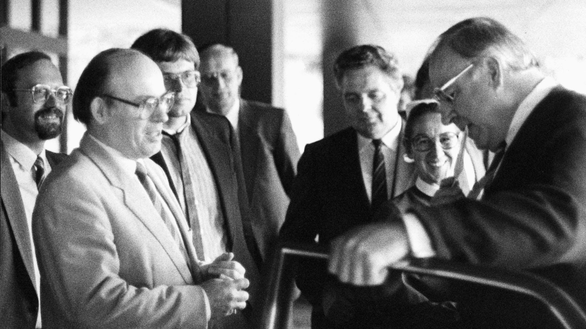 Horst Marquardt (2. v.l.) mit anderen Medienschaffenden bei einem Pressebesuch im Bundeskanzleramt in Bonn in den 90er Jahren. Ganz rechts Bundeskanzler Helmut Kohl.