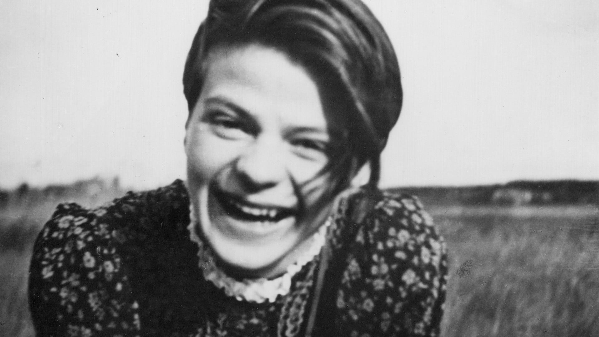 Sophia Magdalena Scholl, die oft nur Sophie genannt wurde, kam am 9. Mai 1921 in Forchtenberg zur Welt. Als Studentin engagierte sie sich in der Widerstandsgruppe „Weiße Rose“. Nach einer Flugblatt-Aktion an der Universität München wurde sie verhaftet und am 22. Februar 1943 hingerichtet.