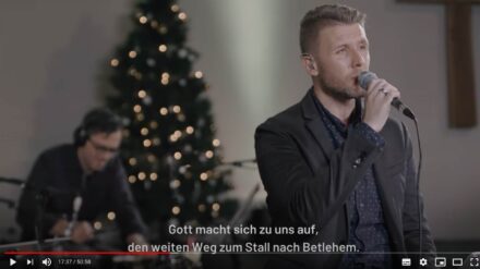 Unter anderem mit Solist Kris Madarász präsentiert Musiker Arne Kopfermann das Adventssingen der Commerzbank