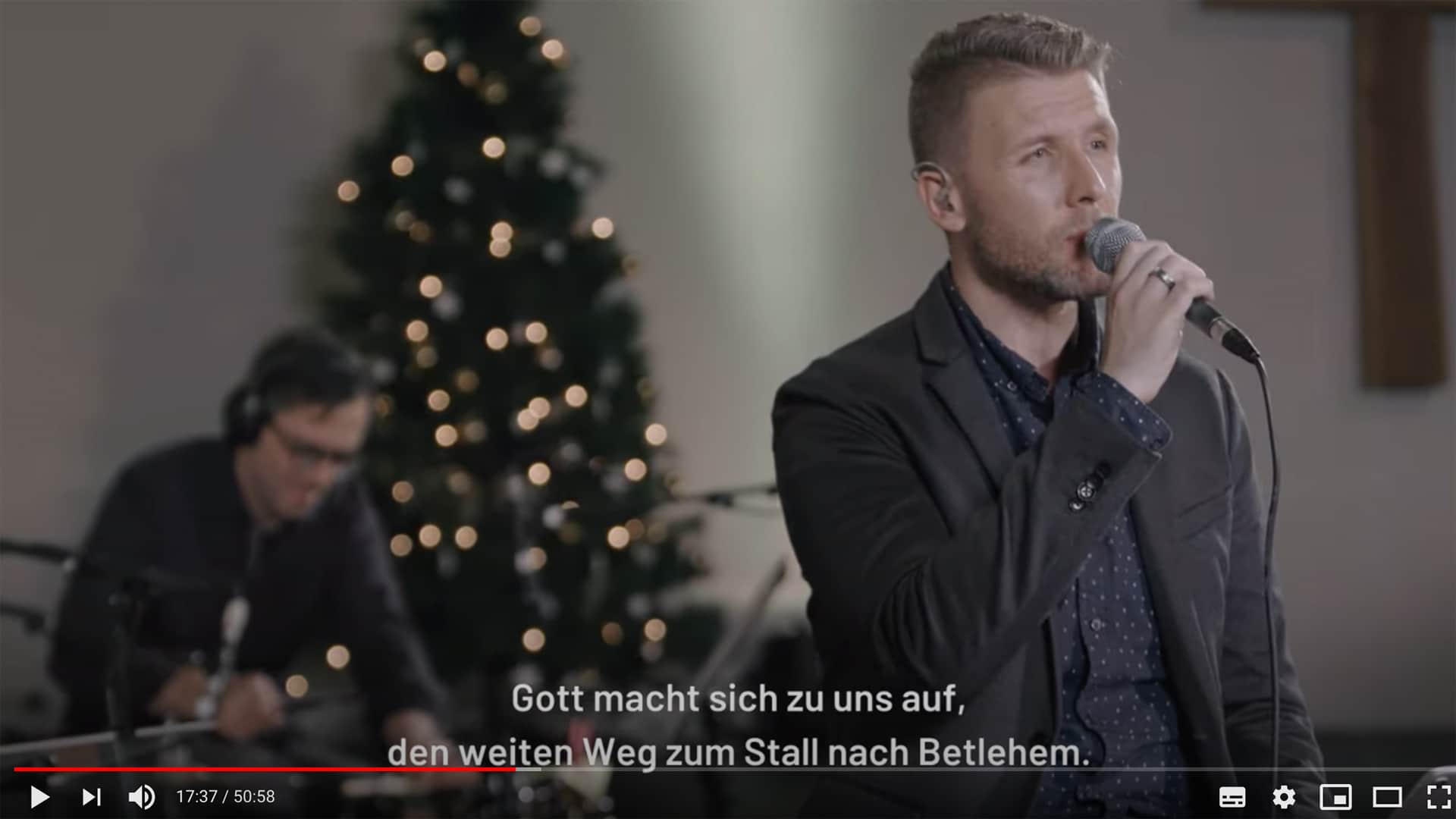 Unter anderem mit Solist Kris Madarász präsentiert Musiker Arne Kopfermann das Adventssingen der Commerzbank