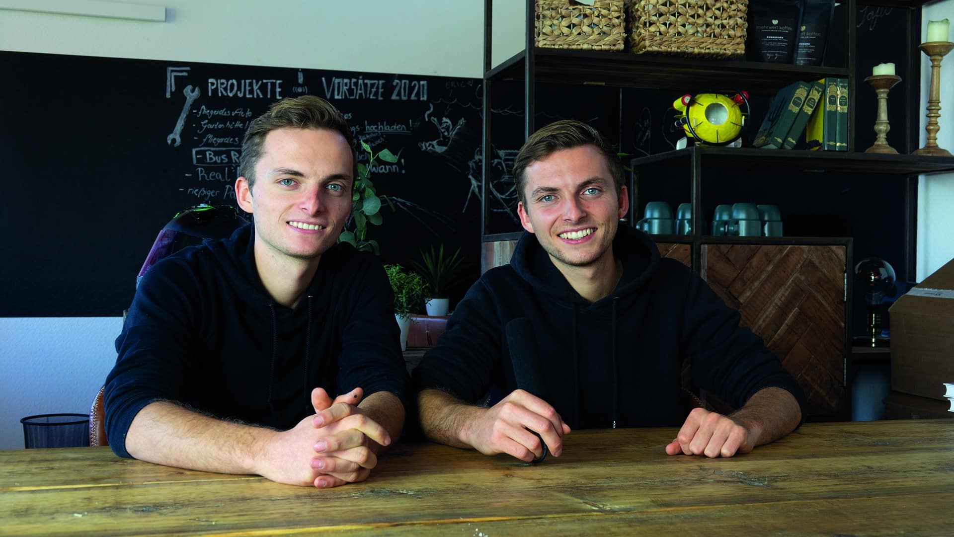 Philipp Mickenbecker (rechts) ist trotz seiner schlimmen Diagnose zuversichtlich, weil er sich bei Gott geborgen weiß