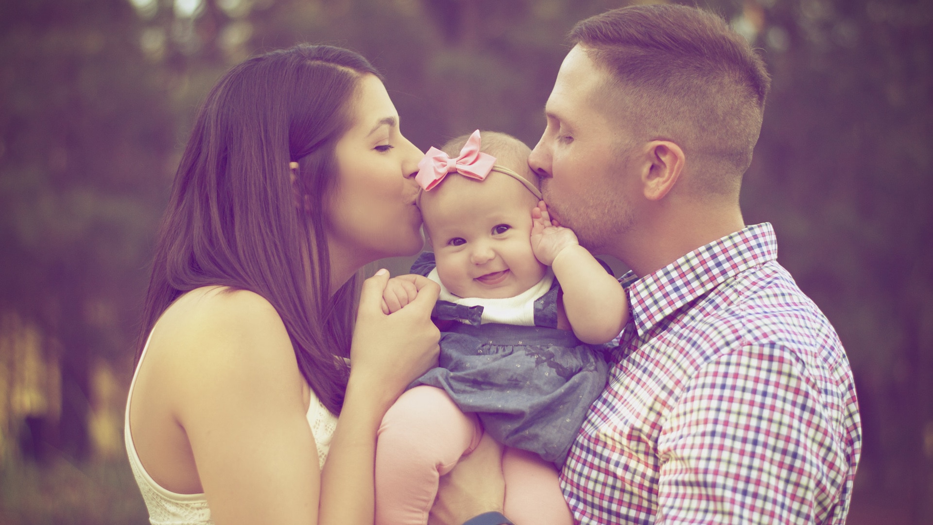 Viele junge Eltern sind als Influencer in den Sozialen Medien tätig und zeigen dabei ihre Babies. Konkrete Regeln für das Einbinden der Kinder gibt es bislang noch nicht. (Symbolbild)