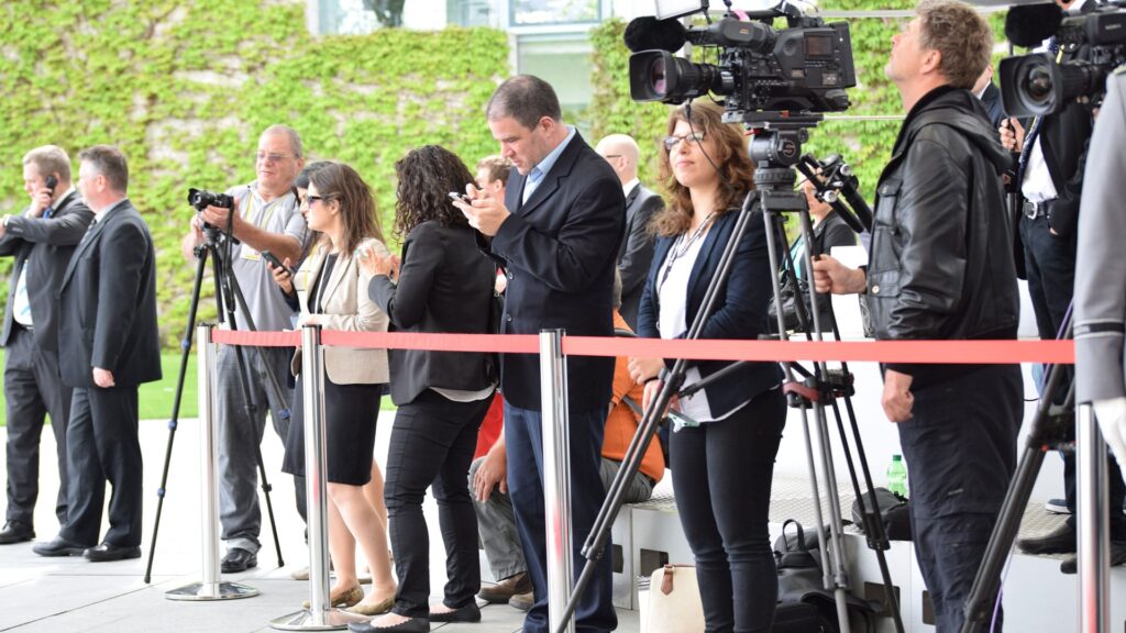 Unter anderem die „Hauptstadtmedien“ (Archivbild zeigt Medienschaffende vor dem Kanzleramt) hätten die Corona-Politik der Regierung gegen Angriffe und Kritik abgeschirmt, sagt der Journalist Andreas Rosenfelder