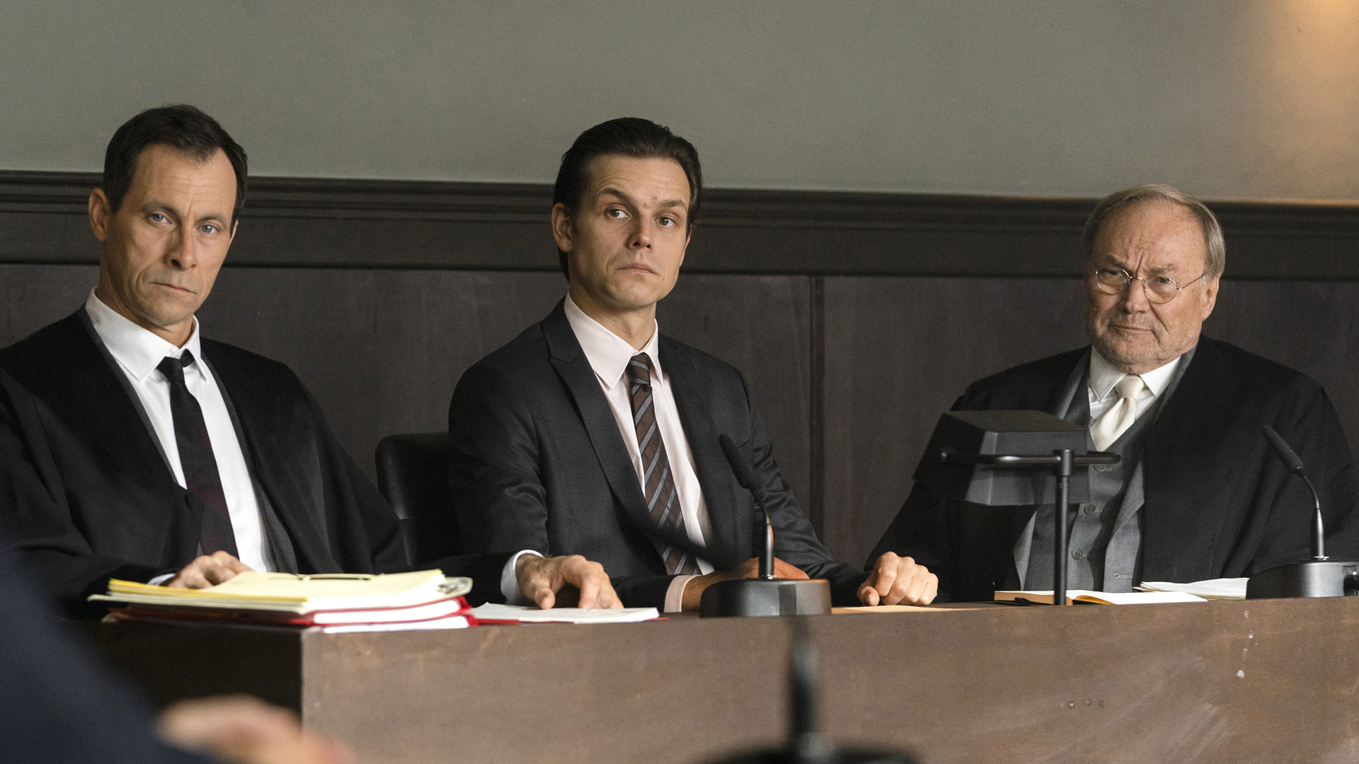 Klaus Maria Brandauer spielt im ARD-Film „Feinde“ Rechtsanwalt Biegler (r.). Sein Mandant Kelz (Franz Hartwig, Mitte) soll ein Mädchen entführt haben – unter Folter hat er gestanden.