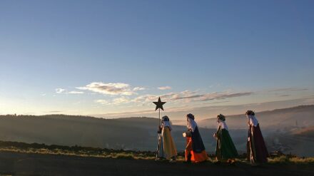 Sternsinger folgen dem Stern: In diesem Jahr nicht wie sonst auf dem Weg von Haus zu Haus. Aber dem Stern kann jeder persönlich folgen – ein lohnendes Ziel für das neue Jahr.