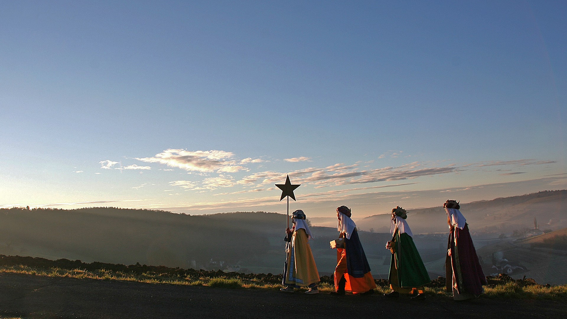 Sternsinger folgen dem Stern: In diesem Jahr nicht wie sonst auf dem Weg von Haus zu Haus. Aber dem Stern kann jeder persönlich folgen – ein lohnendes Ziel für das neue Jahr.