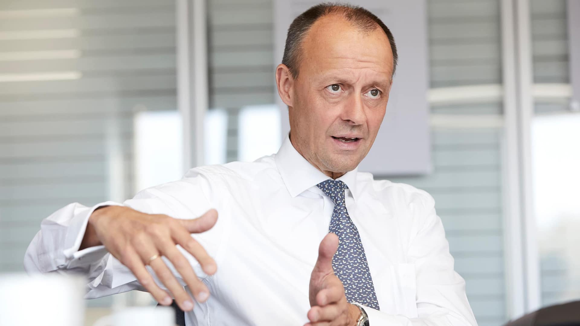 Beim ersten Anlauf auf den Vorsitz der CDU beim Bundesparteitag am 7. Dezember 2018 bekam Friedrich Merz 48,25 Prozent der Stimmen. Aus dem zweiten Wahlgang ging Annegret Kramp-Karrenbauer als Gewinnerin hervor.