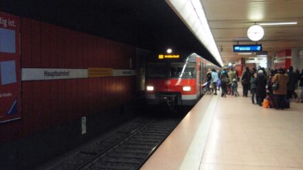 In den S-Bahnen des Stuttgarter Nahverkehrs sorgen Bibelsprüche für eine politische Auseinandersetzung