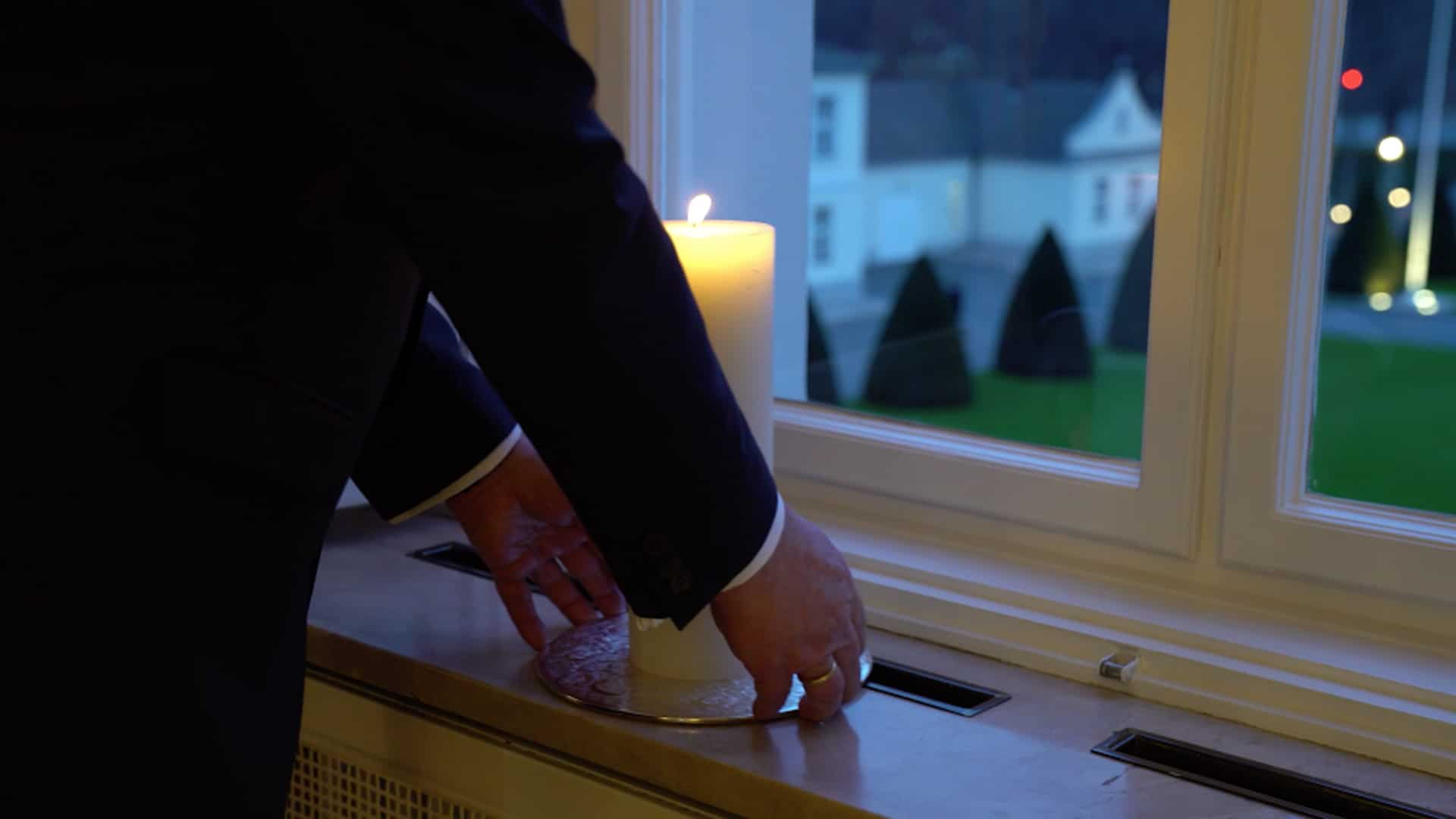 Bundespräsident Frank-Walter Steinmeier ruft zur Aktion #lichtfenster auf und stellt abends ein Licht in ein Fenster von Schloss Bellevue