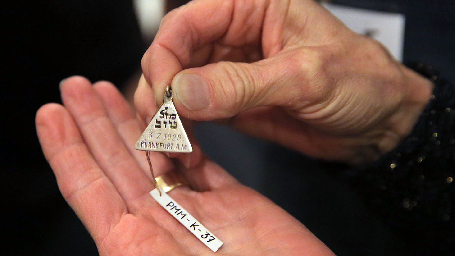 Greg Schneider hat eine Nachbildung des Amuletts mitgebracht – das Original befindet sich im Majdanek-Museum in Polen