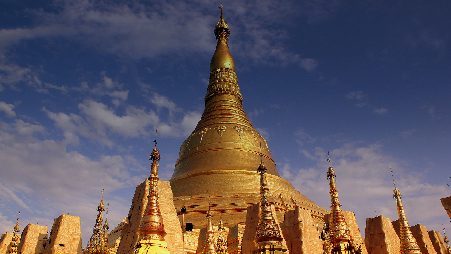 Der Buddhismus (Bild: buddhistische Shwedagon-Pagode) ist die dominierende Religion in Myanmar. Im ehemaligen Birma sind rund 87 Prozent der Menschen Buddhisten. Etwa sechs Prozent sind Christen, und rund vier Prozent der rund 53 Millionen Einwohner des Landes Muslime