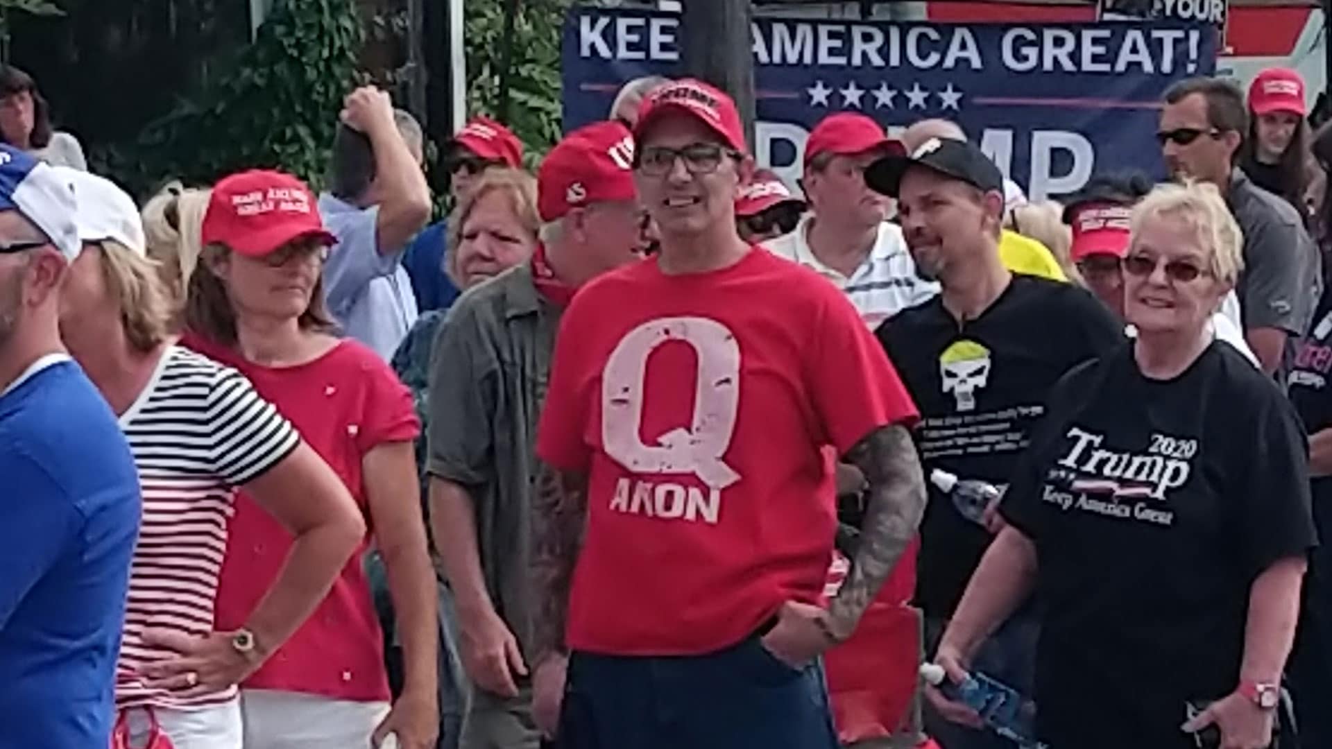 QAnon-Anhänger bei einer Kundgebung für US-Präsident Donald Trump im Jahr 2019