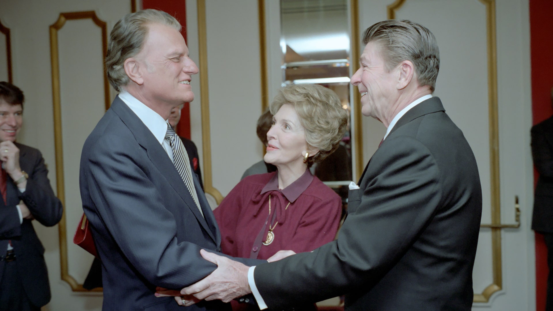 Billy Graham (links) mit Nancy und Ronald Reagan im Washington Hilton Hotel am Rande des National Prayer Breakfast, 1981