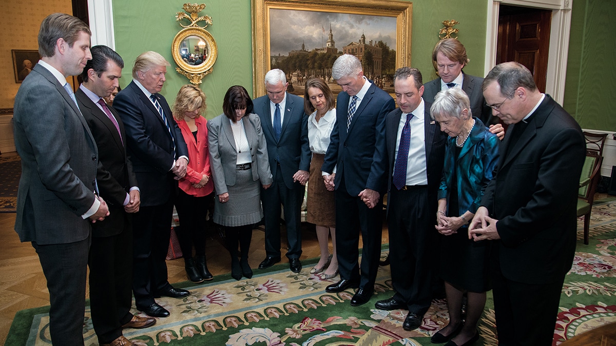 Gebetsrunde im Green Room des Weißen Hauses: Donald Trump, Mike Pence und andere