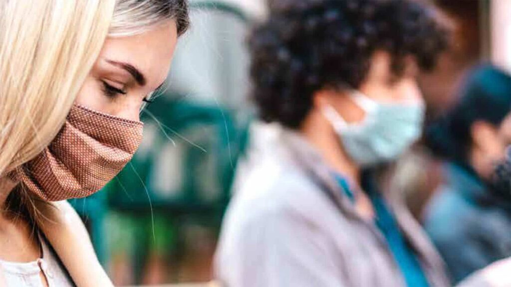 Frauen tragen Atemschutzmasken in der Corona-Pandemie