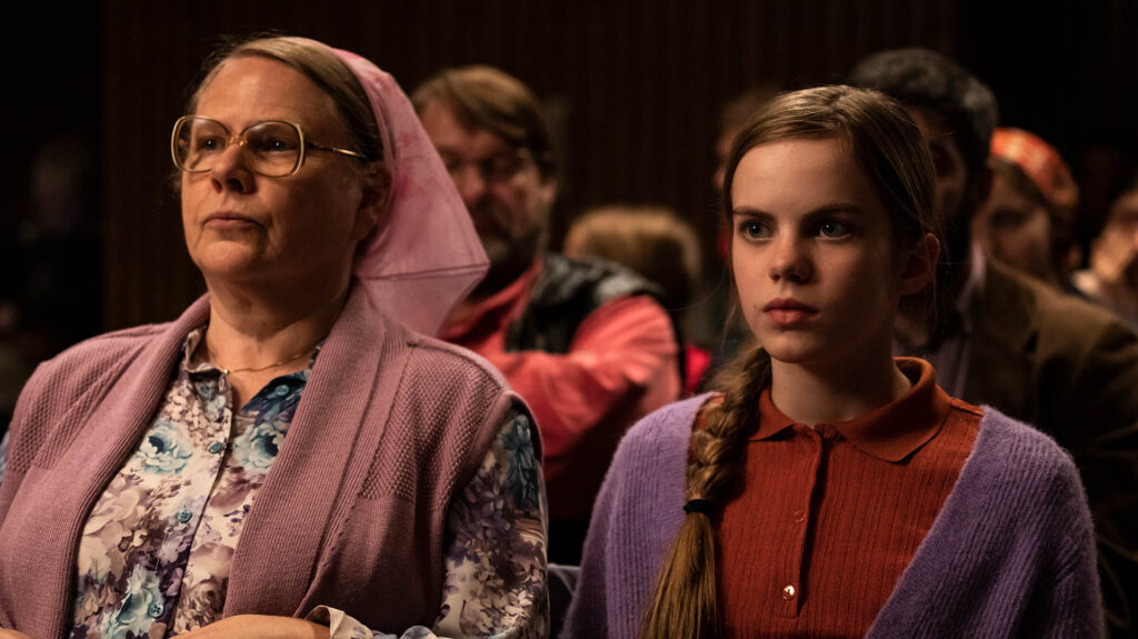 Stellen im Berlinale-Film „Mission Ulja Funk“ Mitglieder einer bekloppten Freikirche dar: Hildegard Schroedter (li.) und Romy Lou Janinhoff (re.)