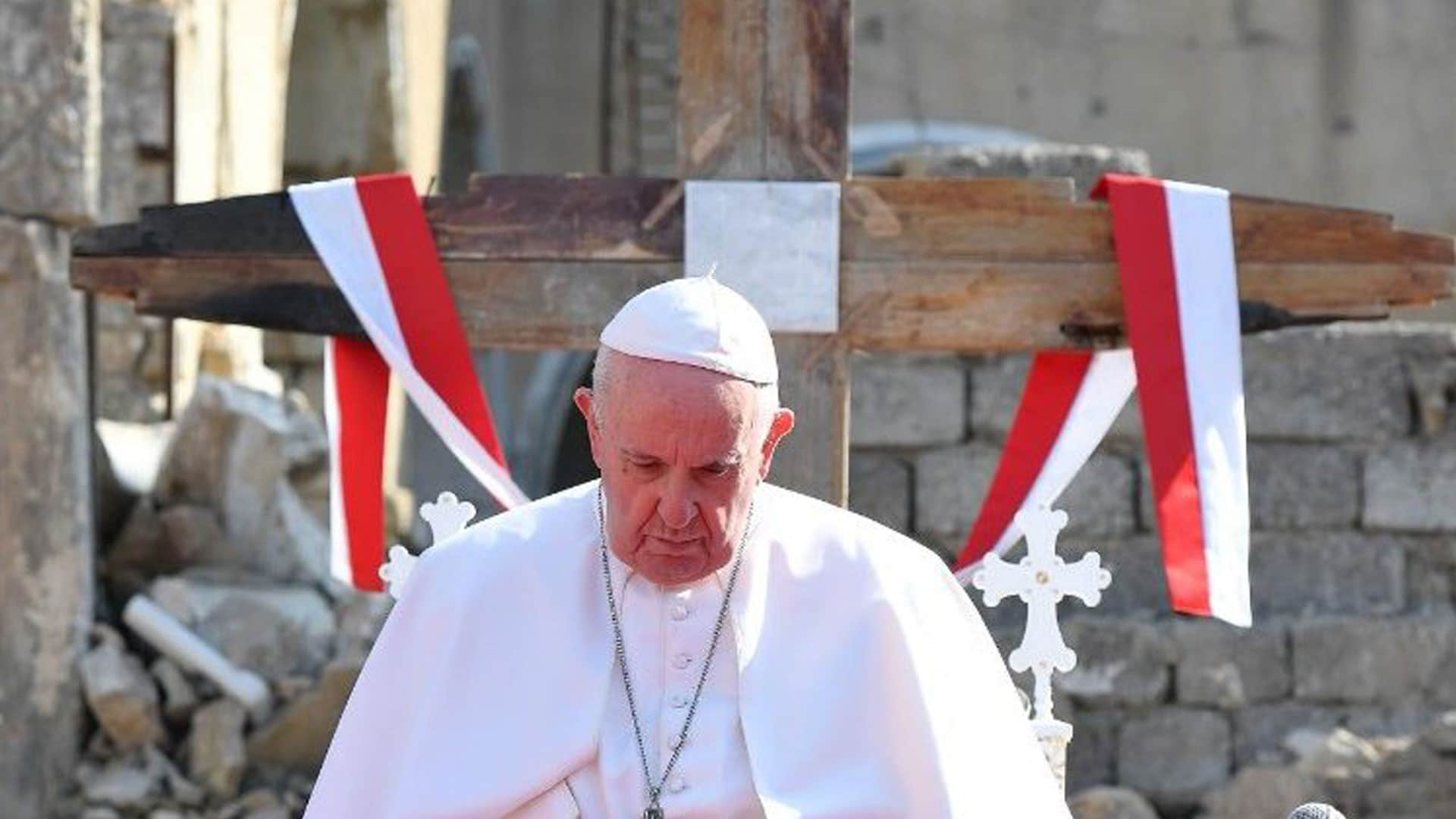 Im Mossul gedachte der Papst im Gebet den Opfern von Terror und Gewalt