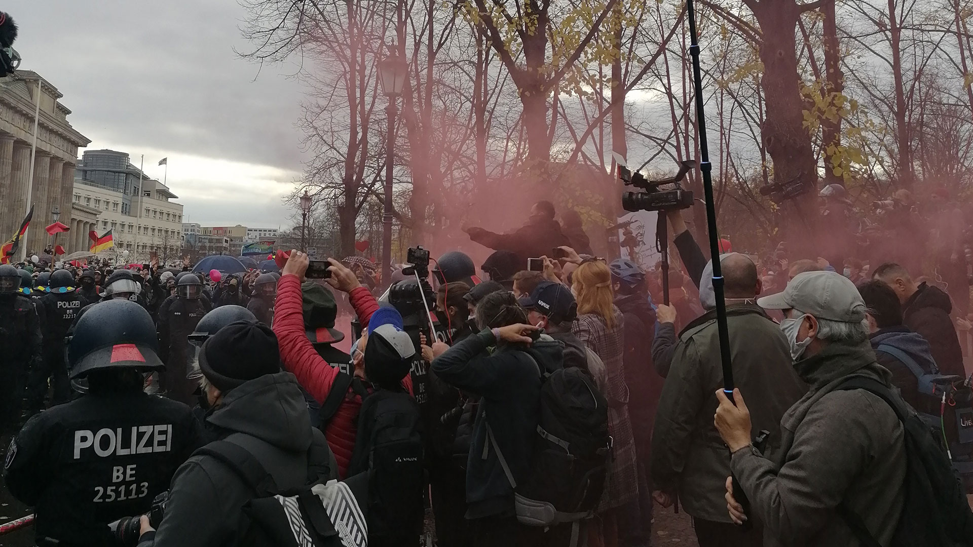 Journalisten werden von Demonstranten angegriffen