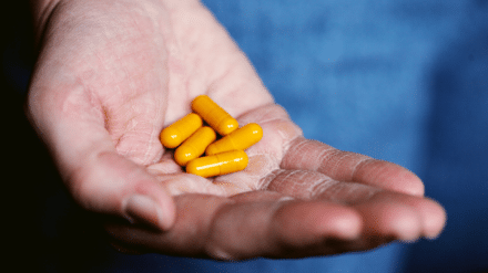 Hand mit Tabletten: Sterbehilfe