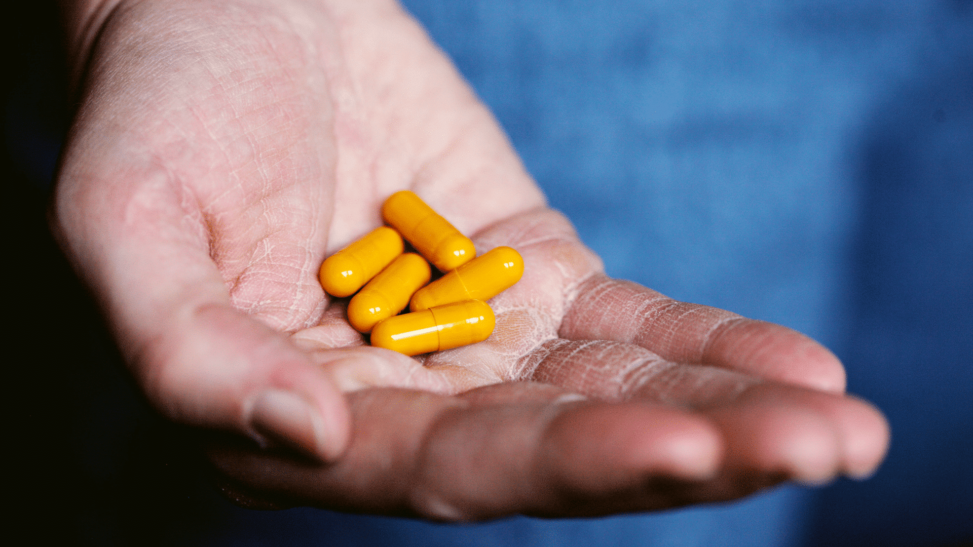 Hand mit Tabletten: Sterbehilfe