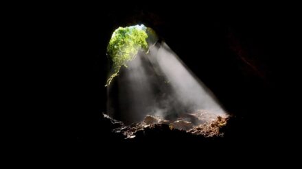 Lichtstrahl fällt in Höhle