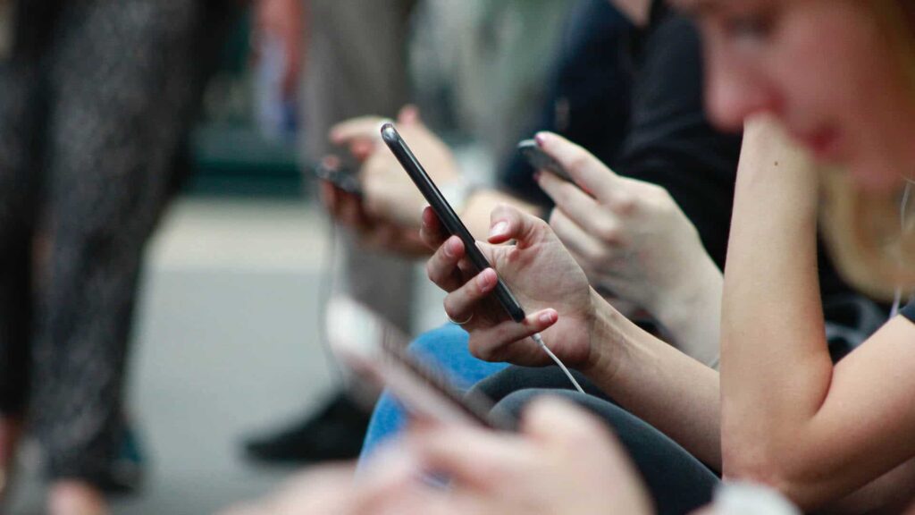 Menschen am Handy