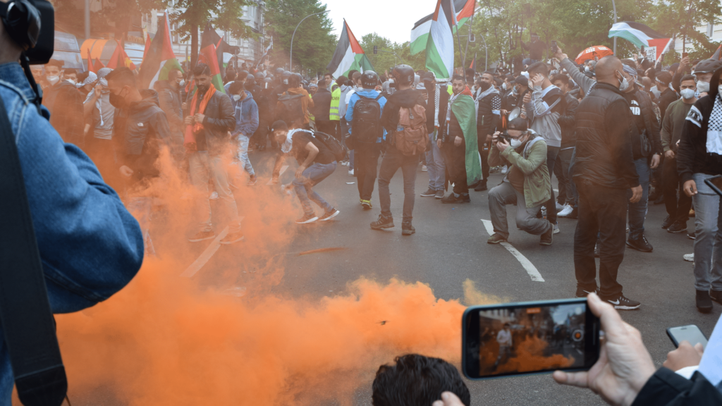 Bilder wie diese sollen in Deutschland der Vergangenheit angehören. Der Bundestag hat heute einem Antrag zum gemeinsamen Vorgehen gegen Antisemitismus zugestimmt