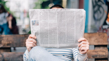 Mann liest Zeitung