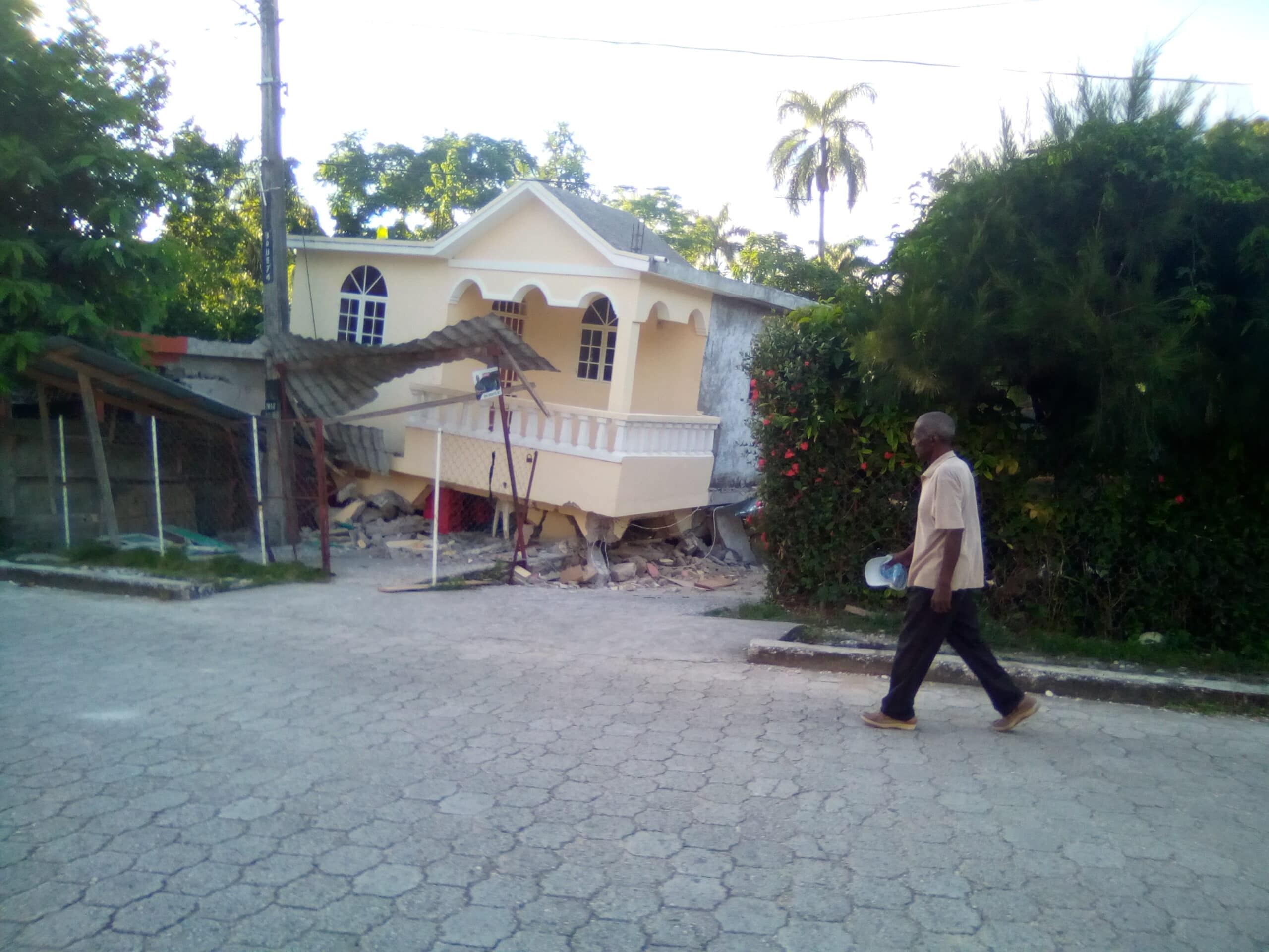 Ein zerstörtes Haus in Haiti