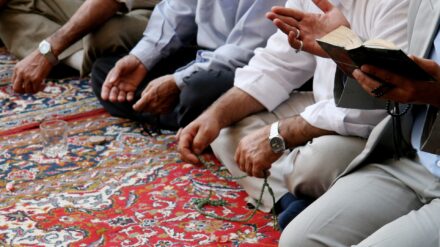 Muslime beten gemeinsam in der Moschee