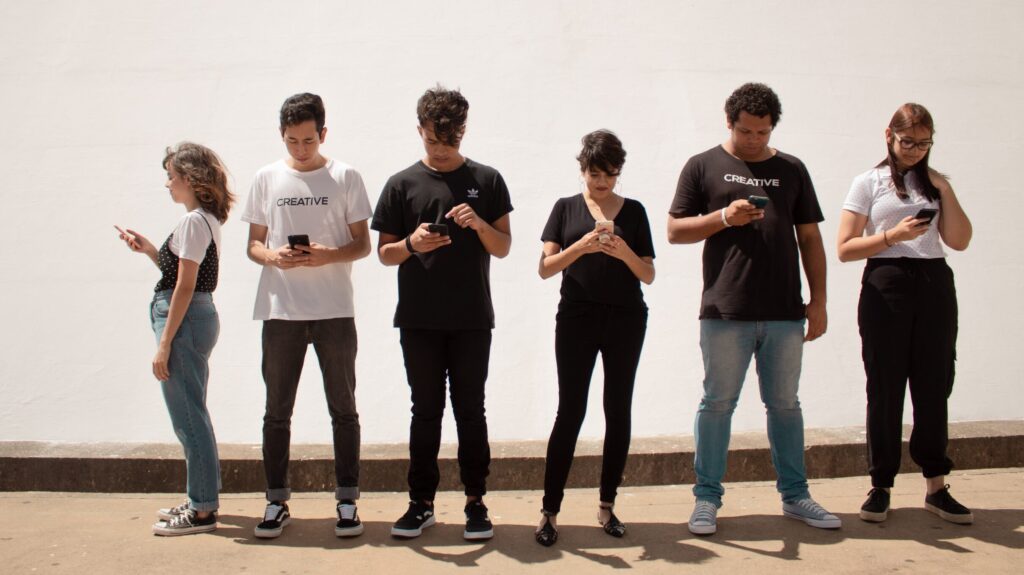 Jugendliche mit Smartphone