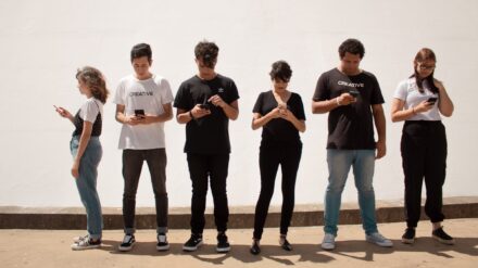 Jugendliche mit Smartphone