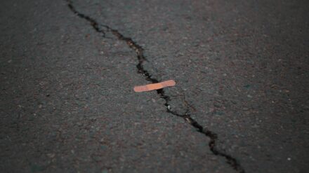 Riss im Asphalt, mit einem Pflaster überklebt