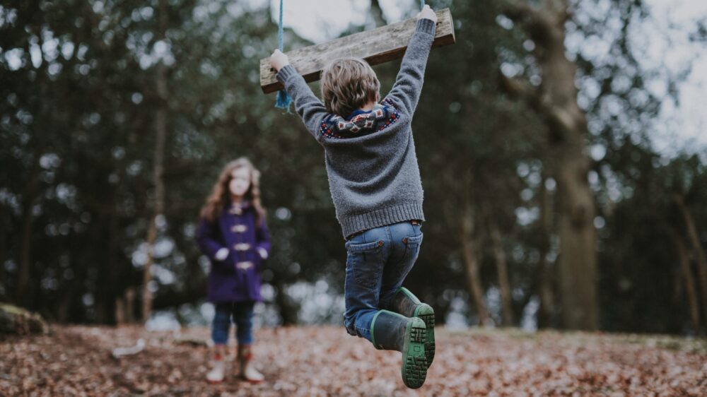 Kinder, spielen, Wald, draußen, Schaukel, Gummistiefel