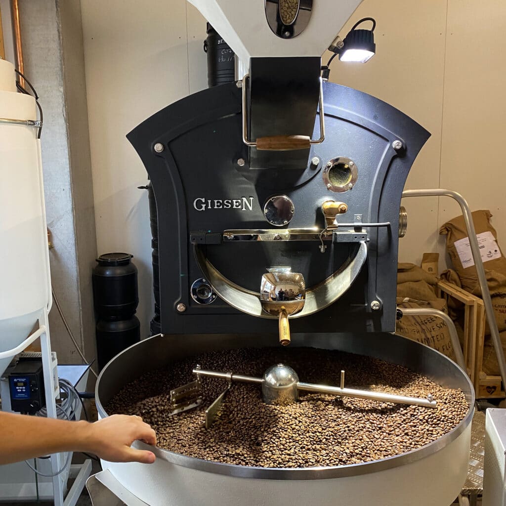 Hier wird fairer Kaffee im Trommelröster produziert