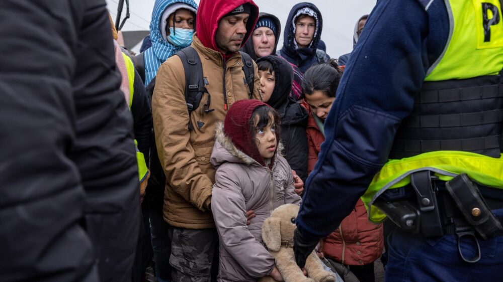 Ankunft der ukrainischen Flüchtlinge an dem polnisch-ukrainischen Grenzübergang Medyka. Hier werden die Flüchtlinge mit warmen Essen und Kleidung versorgt. Von hier aus werden sie mit Bussen in Grossstädte und Sammelunterkünfte weitergeleitet.