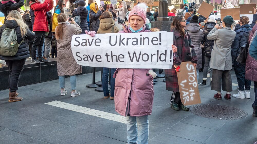 Frau demonstriert gegen die russische Invasion der Ukraine