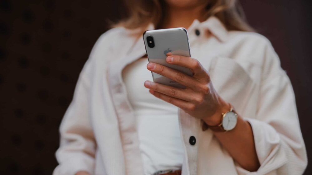 Frau mit Telefon