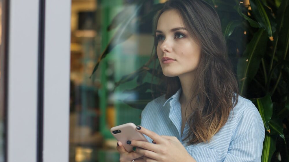 Frau mit Smartphone