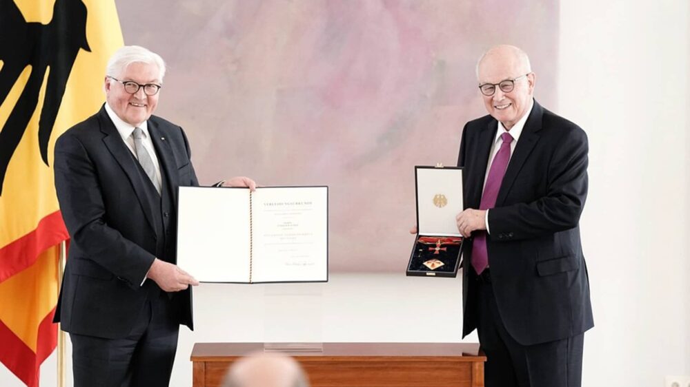 Volker Kauder (CDU) von Bundespräsident Steinmeier mit dem Großen Verdienstkreuz mit Stern geehrt.