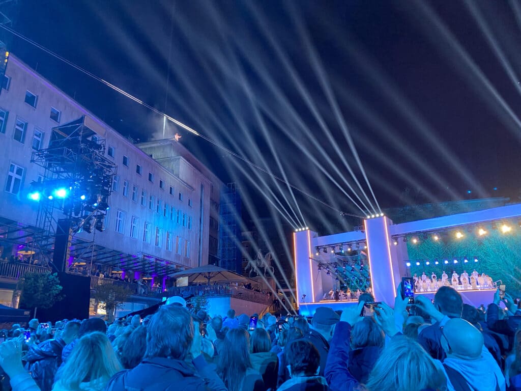 Alexander Klaws auf dem Dach eines Hochhauses, der „Halt dich an mir fest“ singt