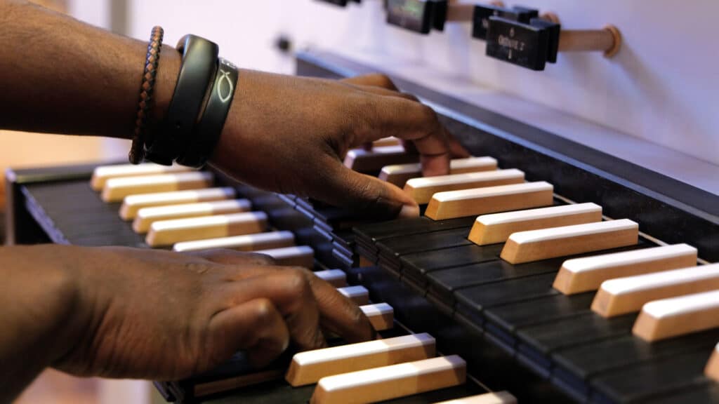 Jean François Uwimana ist ein musikalisches Multitalent. Orgel und Keyboard zu spielen brachte er sich selber bei.