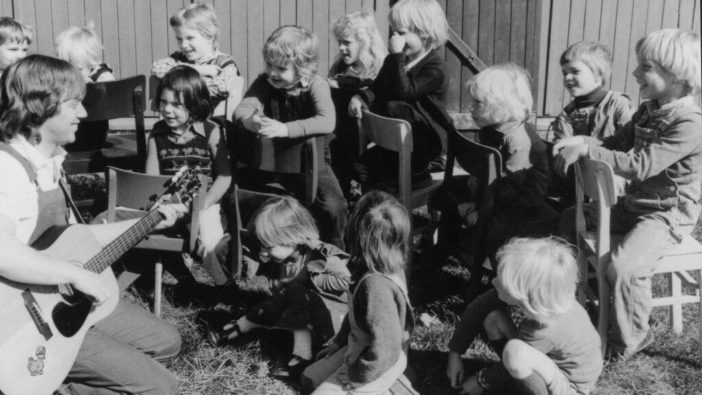 Rolf Zuckowski bei einem der ersten Kindergartenkonzerte, Ende der 70 Jahre