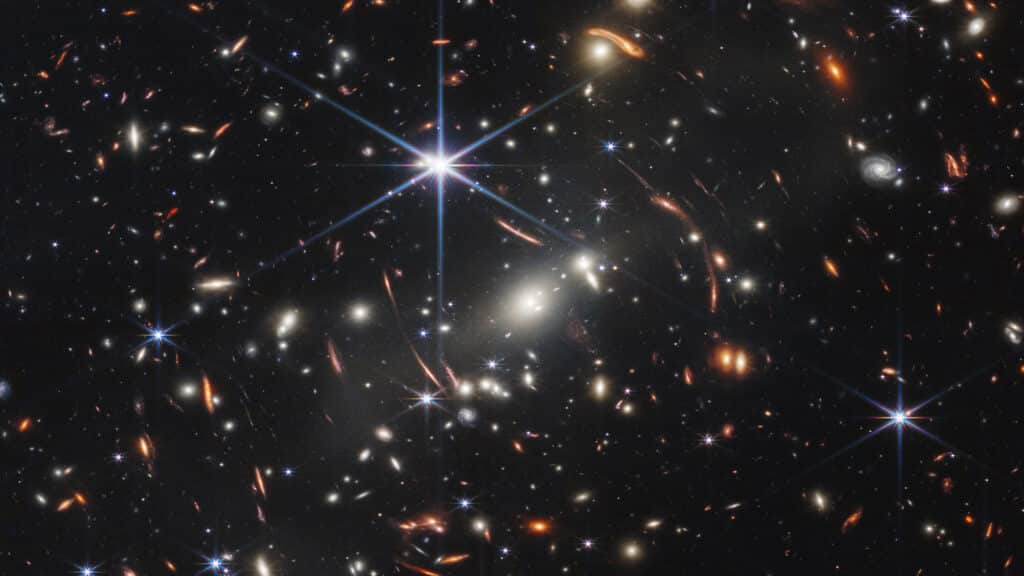 Eine Aufnahme tief ins Universum hinein, das das James Webb Teleskop gemacht hat
