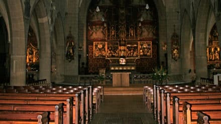 Den Kirchen in der Schweiz (Symbolbild) laufen die Menschen davon.