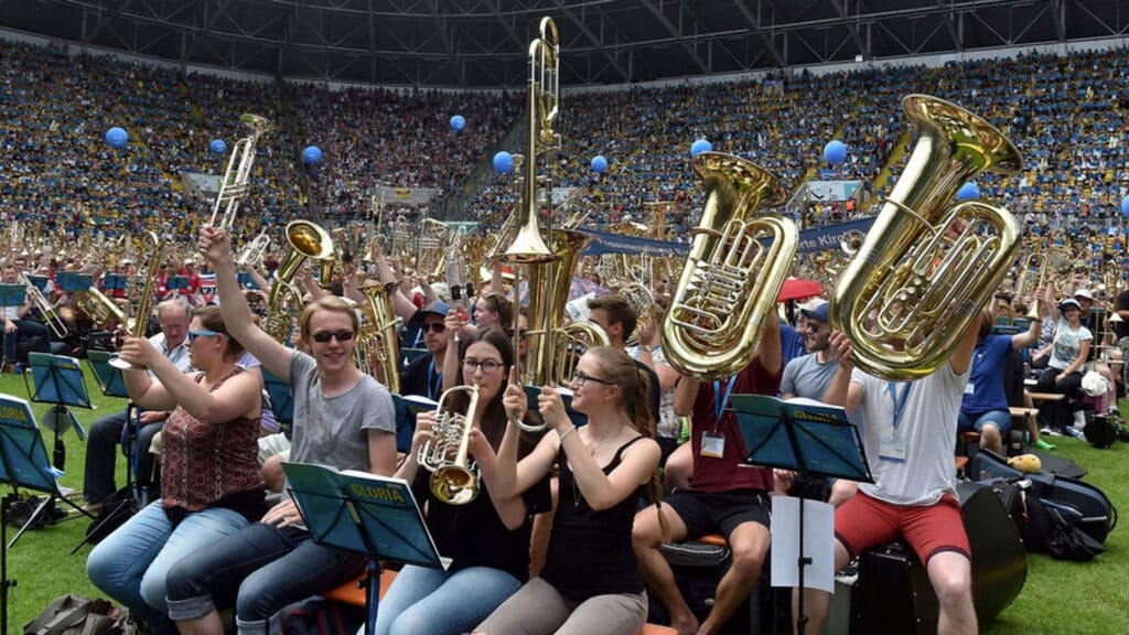 Beim Deutschen Posaunentag in Dresden haben die Teilnehmer den Abschlussgottesdienst im Stadion gefeiert