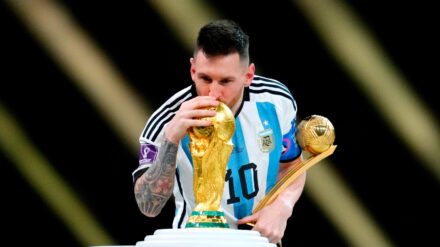 Lionel Messi küsst den WM-Pokal 2022 in Katar